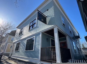 House | 8 bedrooms - Entire Modern 7 Unit 7 Bath Boutique Inn (Newport)