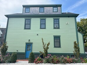 6 bedrooms - Prime Location! Renovated House! 6 Bed/4 Bath (Newport)