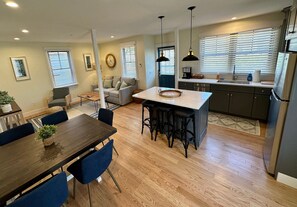 House | 6 bedrooms - Prime Location! Renovated House! 6 Bed/4 Bath (Newport)