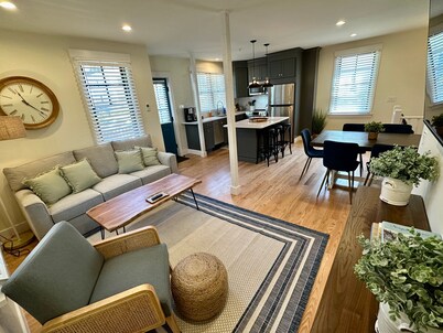 Prime Location! Renovated House! 6 Bed/4 Bath