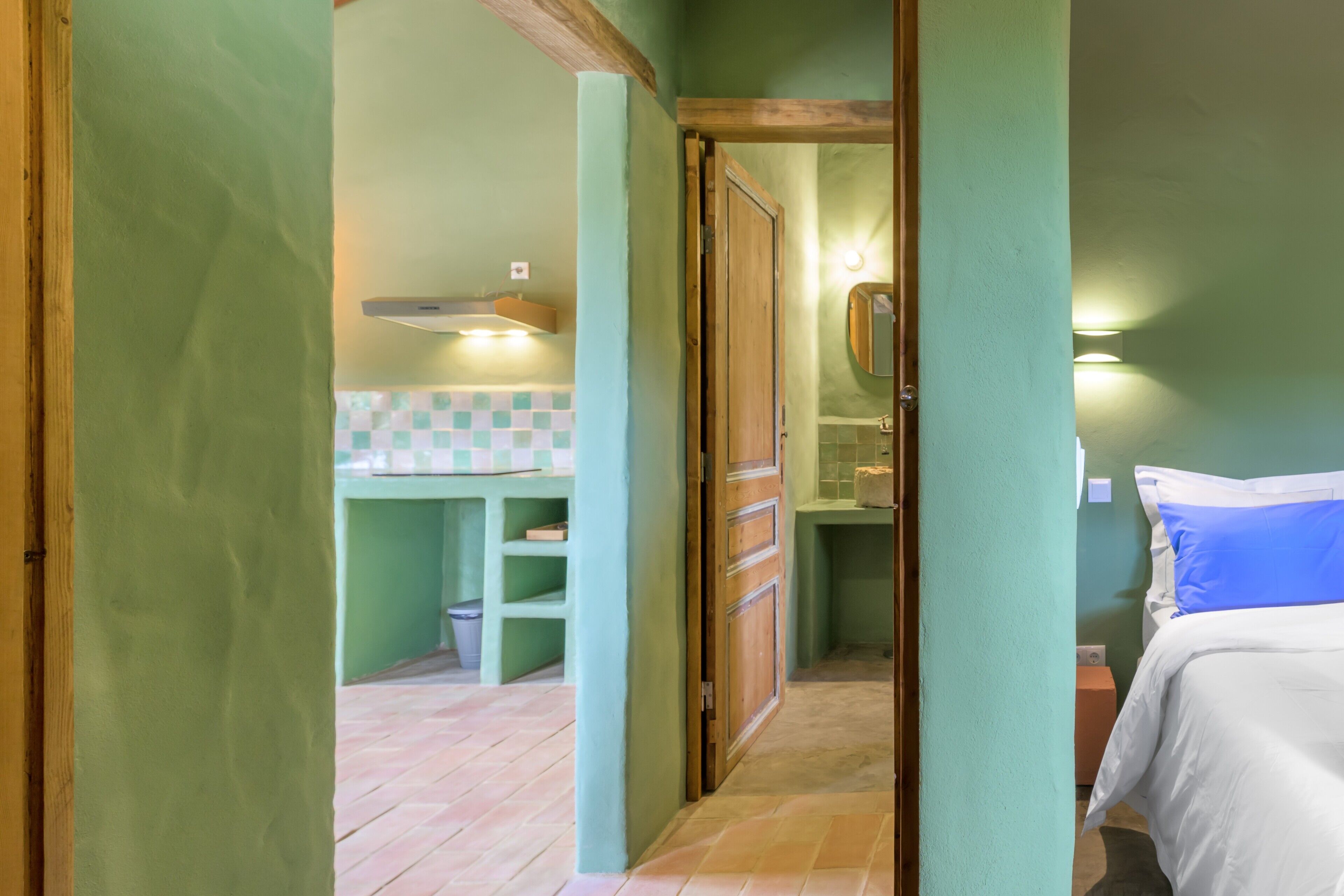 Een strijkplank/strijkijzer, wifi, beddengoed, rolstoeltoegankelijk