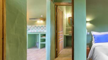 Een strijkplank/strijkijzer, wifi, beddengoed, rolstoeltoegankelijk