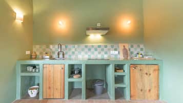 Fridge, stovetop, electric kettle, cookware/dishes/utensils