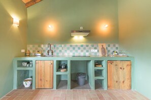 Fridge, stovetop, electric kettle, cookware/dishes/utensils - Apartment 'Sabia' with Mountain View, Private Terrace and Wi-Fi (SÃO TEOTÓNIO)