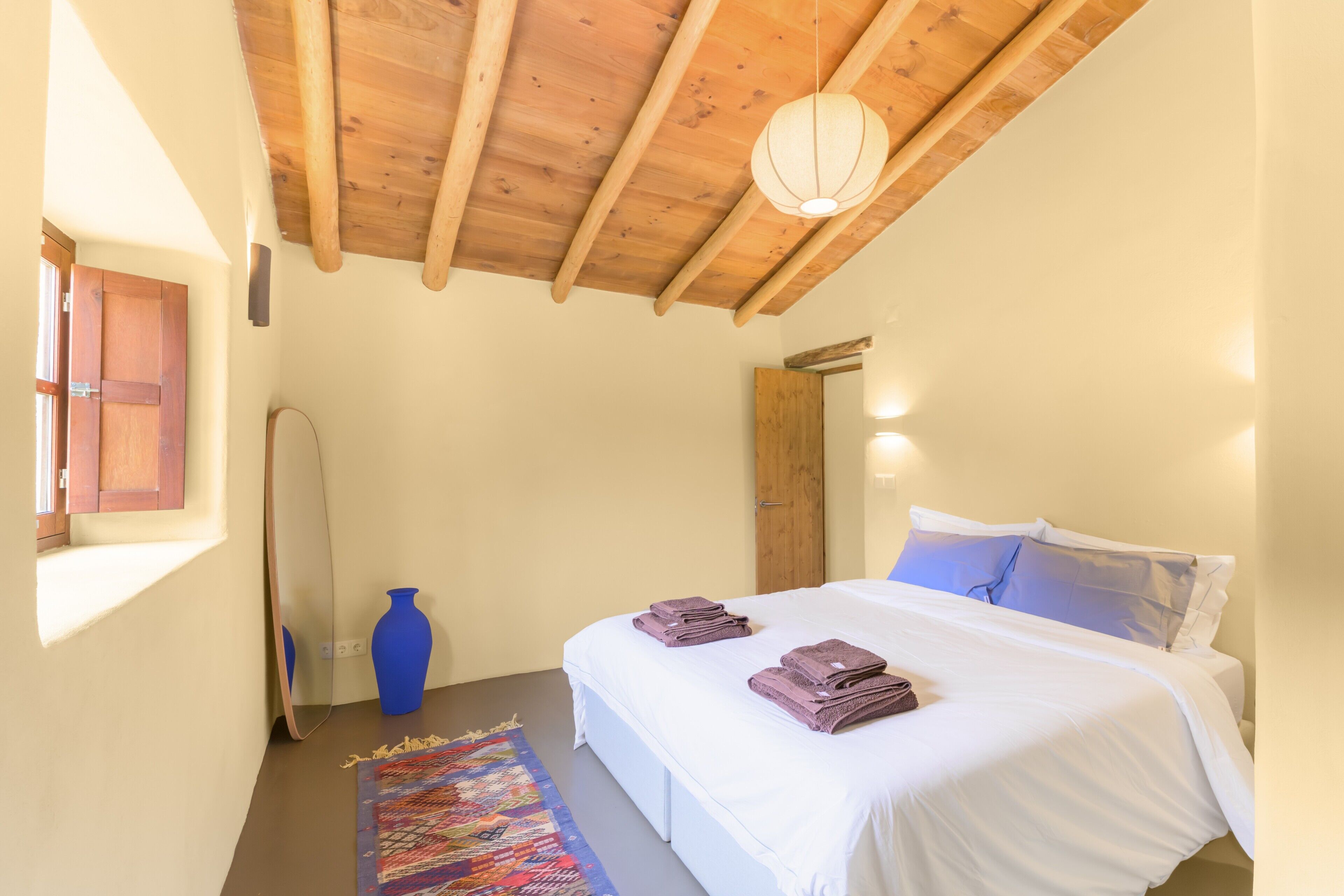 Een strijkplank/strijkijzer, wifi, beddengoed, rolstoeltoegankelijk