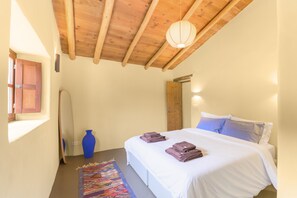 Tabla de planchar con plancha, wifi, ropa de cama