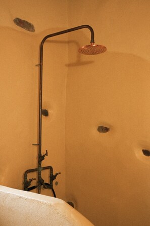 Douche, sèche-cheveux, serviettes fournies