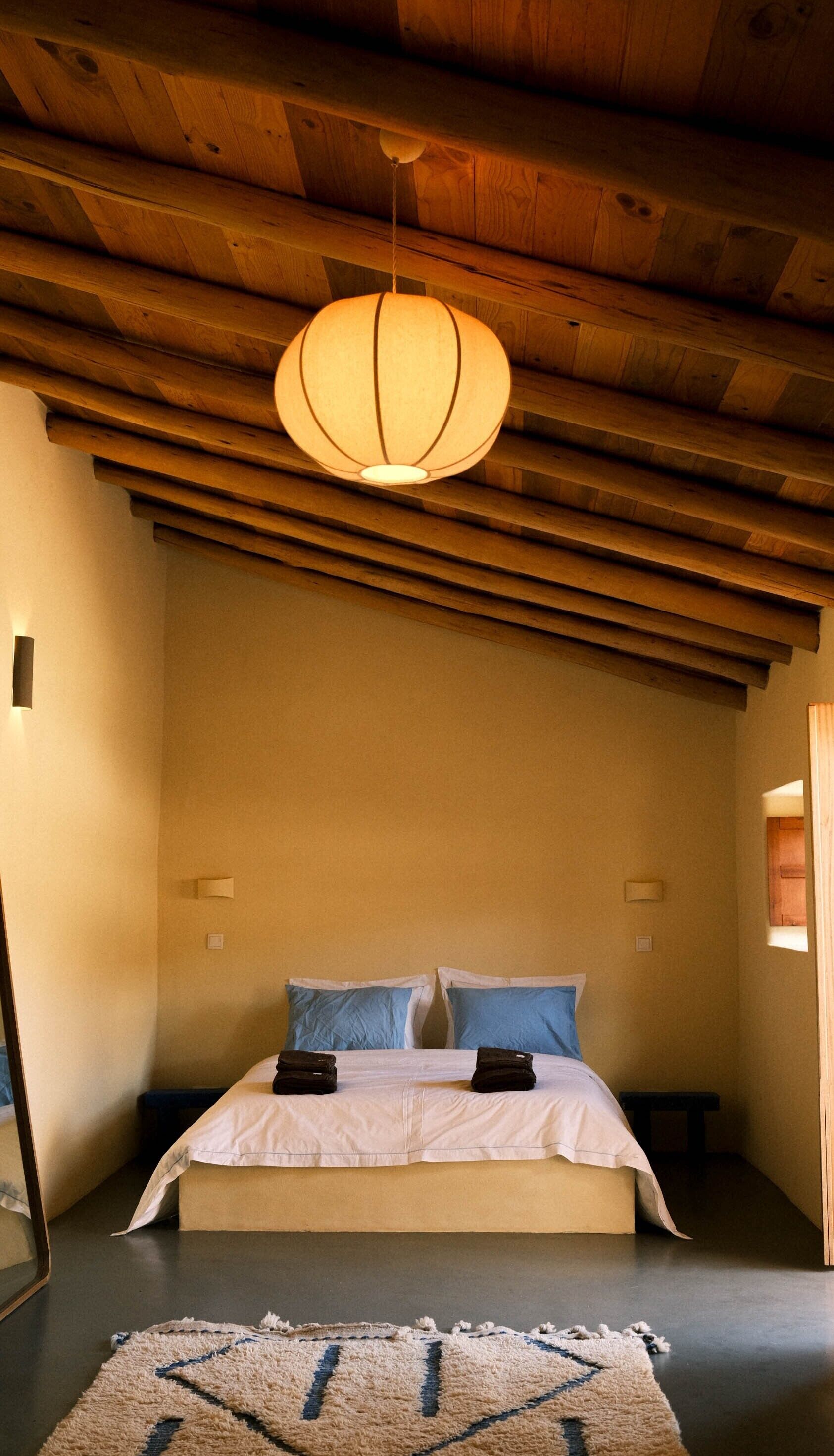 Tabla de planchar con plancha, wifi y ropa de cama 