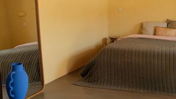 Iron/ironing board, WiFi, bed sheets, wheelchair access