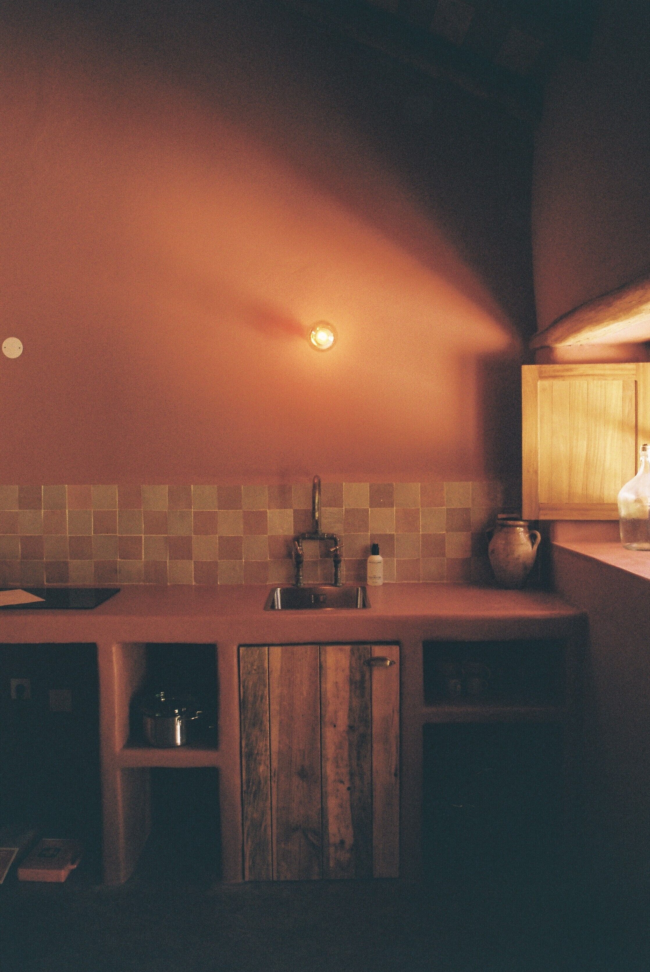 Réfrigérateur, plaque de cuisson, bouilloire électrique