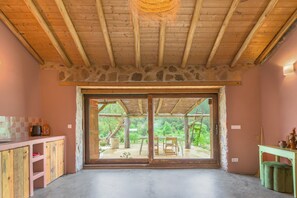 Interior - Apartment 'Terra' with Mountain View, Private Terrace and Wi-Fi (SÃO TEOTÓNIO)