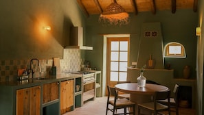 Fridge, stovetop, electric kettle, cookware/dishes/utensils - Apartment 'Terra' with Mountain View, Private Terrace and Wi-Fi (SÃO TEOTÓNIO)