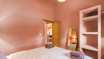 Iron/ironing board, WiFi, bed sheets, wheelchair access