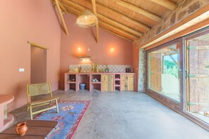 Interior - Apartment 'Terra' with Mountain View, Private Terrace and Wi-Fi (SÃO TEOTÓNIO)