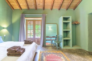 Tabla de planchar con plancha, wifi, ropa de cama