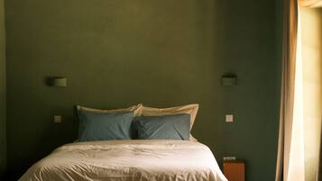 Iron/ironing board, WiFi, bed sheets, wheelchair access