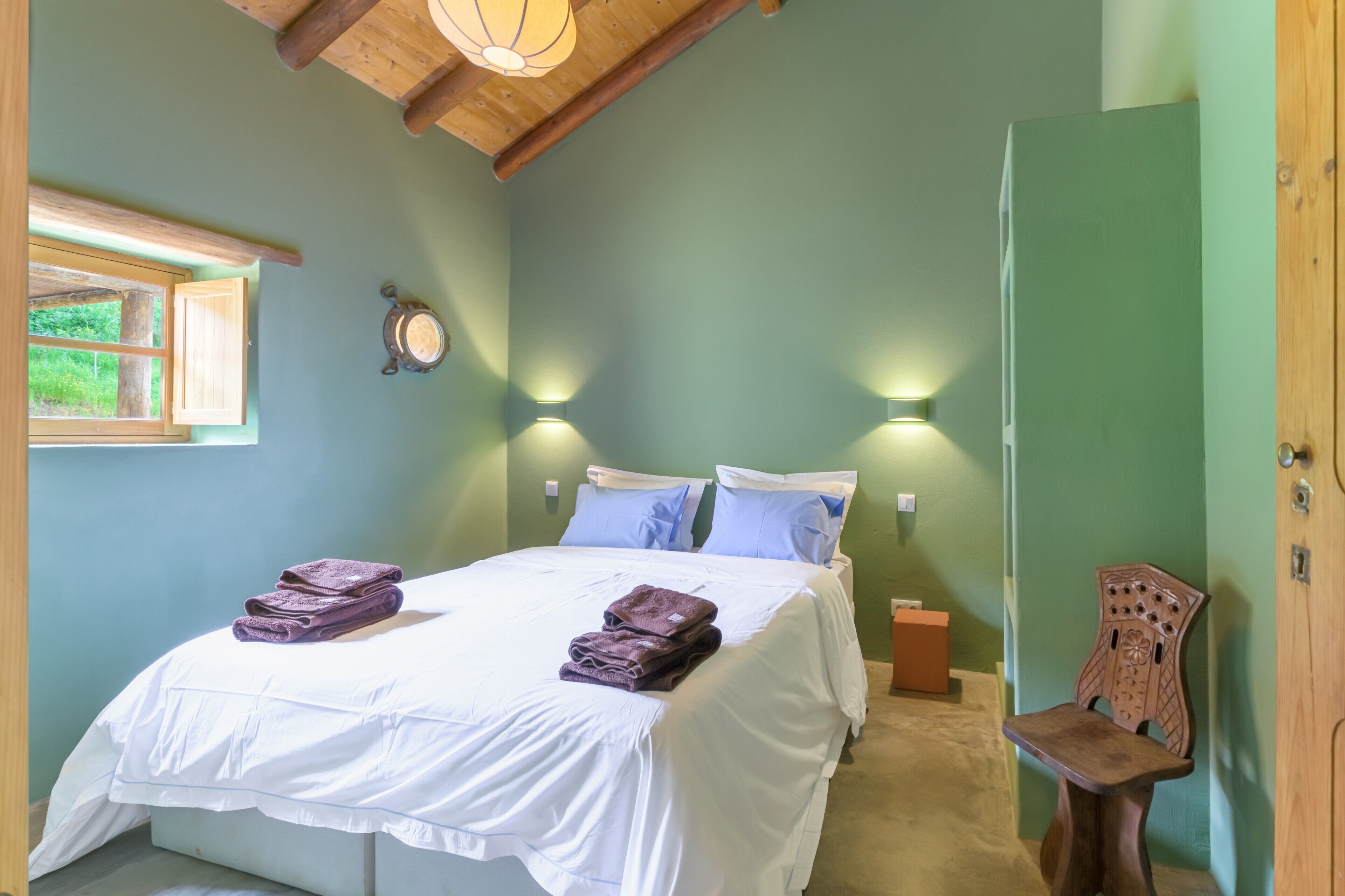 Een strijkplank/strijkijzer, wifi, beddengoed, rolstoeltoegankelijk