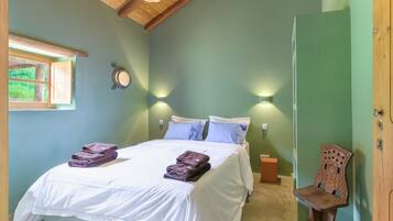 Een strijkplank/strijkijzer, wifi, beddengoed, rolstoeltoegankelijk