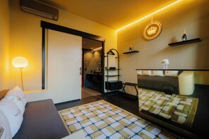 Phòng Suite Deluxe, ban công, quang cảnh kênh | Bộ đồ giường cao cấp, minibar với thức uống miễn phí 