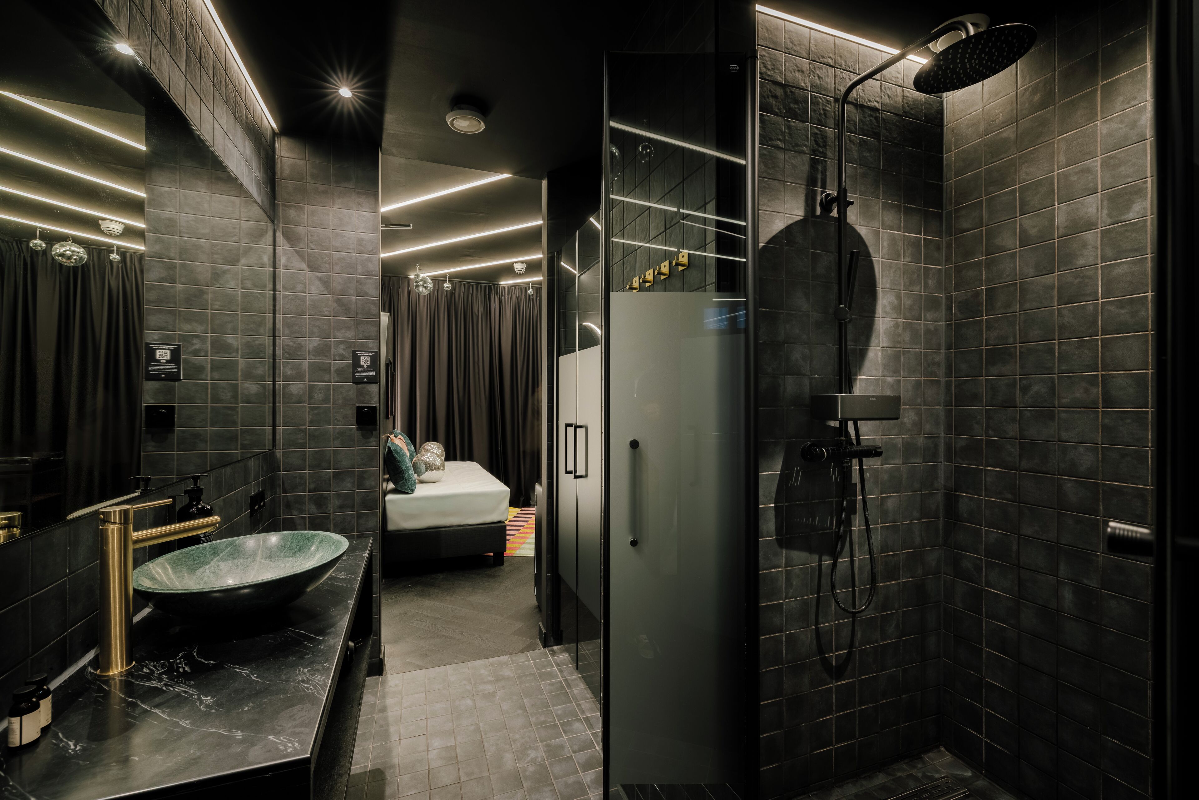 Club Suite, Canal View | Bathroom | Hair dryer, towels, soap, shampoo