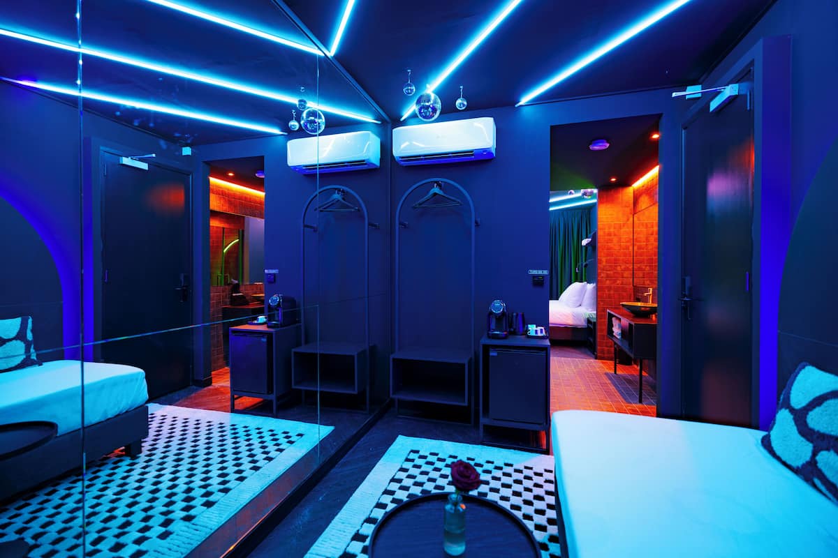 Suite Club, vue canal | Coffres-forts dans les chambres, rideaux occultants