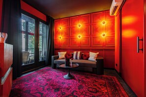 Suite exclusiva, vistas al canal | Zona de estar