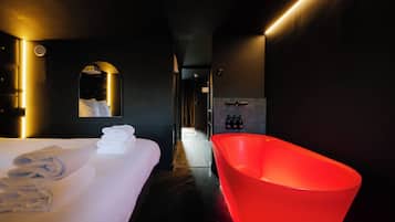 City-Suite, Balkon, Blick auf den Innenhof | Badezimmer | Haartrockner, Handtücher, Seife, Shampoo