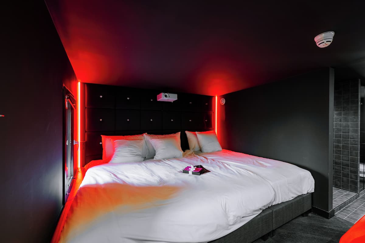 Suite Ville, balcon, vue cour intérieure | Coffres-forts dans les chambres, rideaux occultants