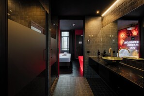 Phòng Suite Exclusive, quang cảnh kênh | Phòng tắm | Máy sấy tóc, khăn tắm, xà phòng, dầu gội 