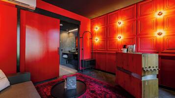 Exclusieve suite, uitzicht op het water | Een kluis op de kamer, verduisterende gordijnen