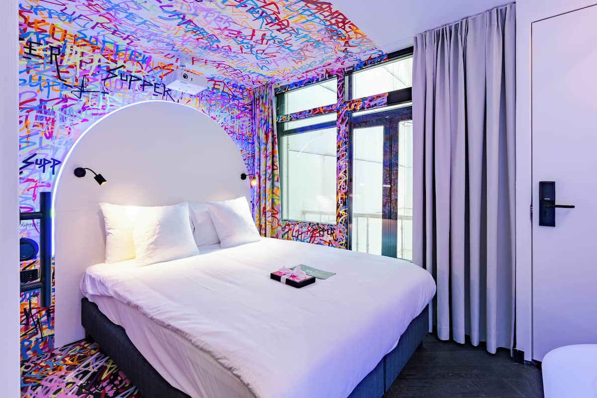 Suite Design, balcon, vue ville | Coffres-forts dans les chambres, rideaux occultants