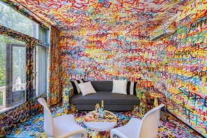 Suite Design, balcon, vue ville | Coin séjour