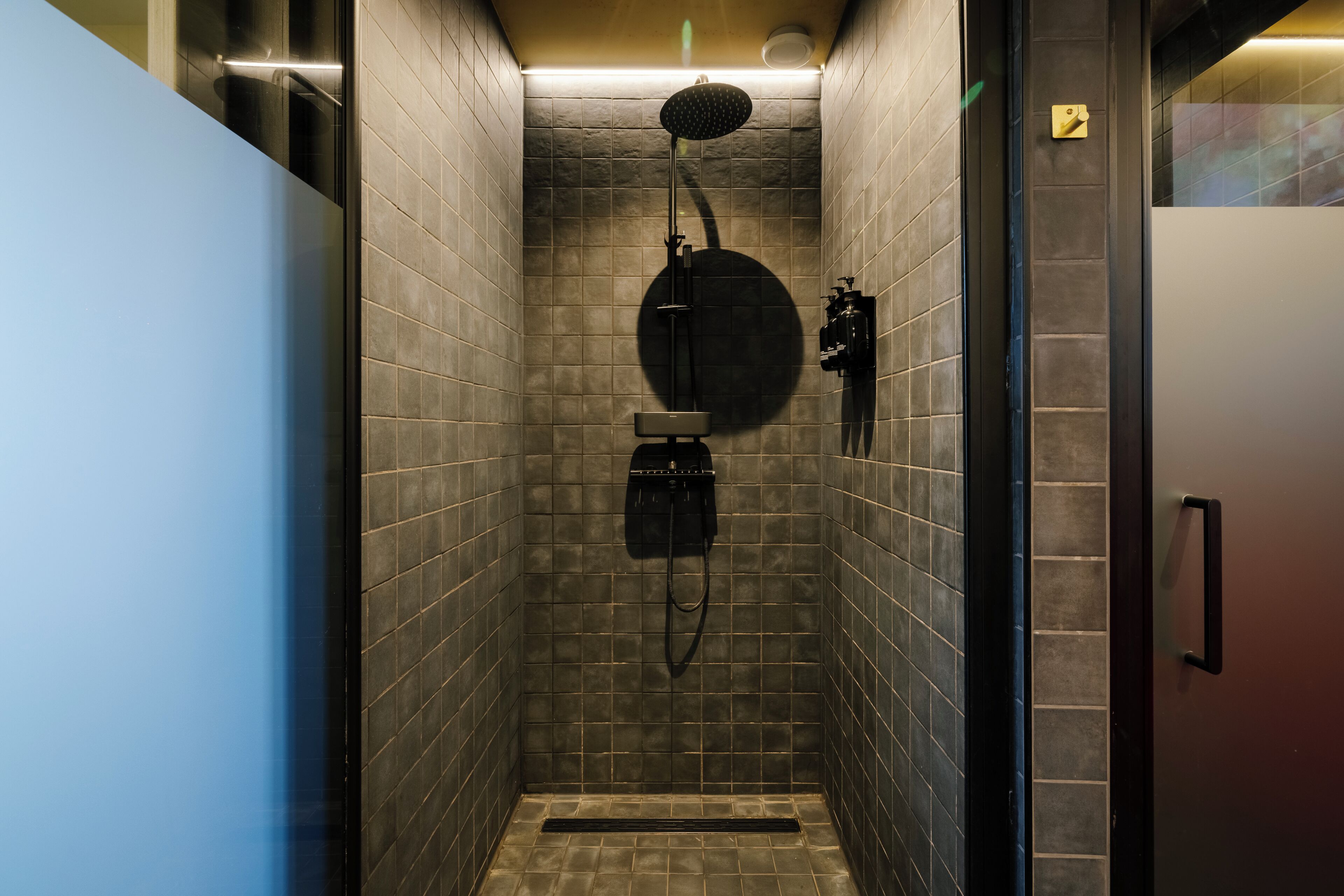 Deluxe Suite, Balcony, Canal View | Bathroom | Hair dryer, towels, soap, shampoo