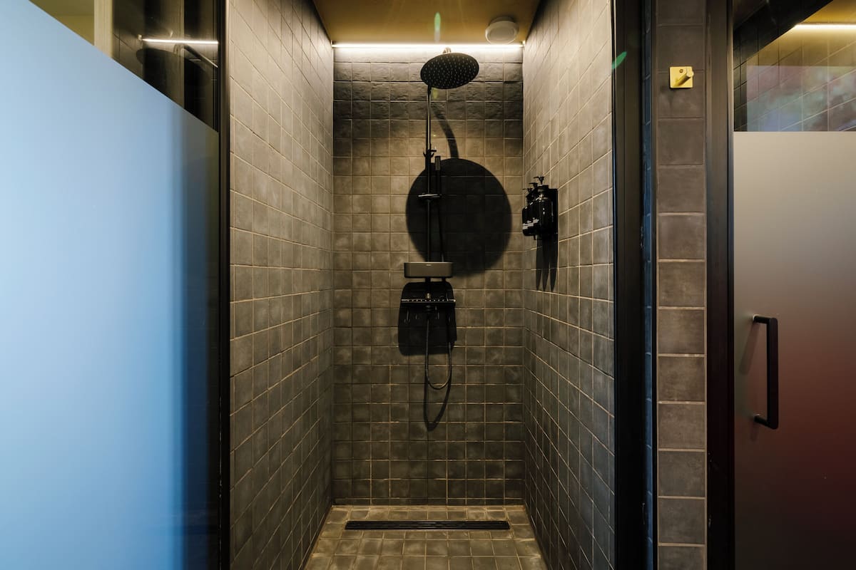 Svit Deluxe - balkong - utsikt mot kanalen | Badrum | HÄrtork, handdukar, tvÄl och schampo