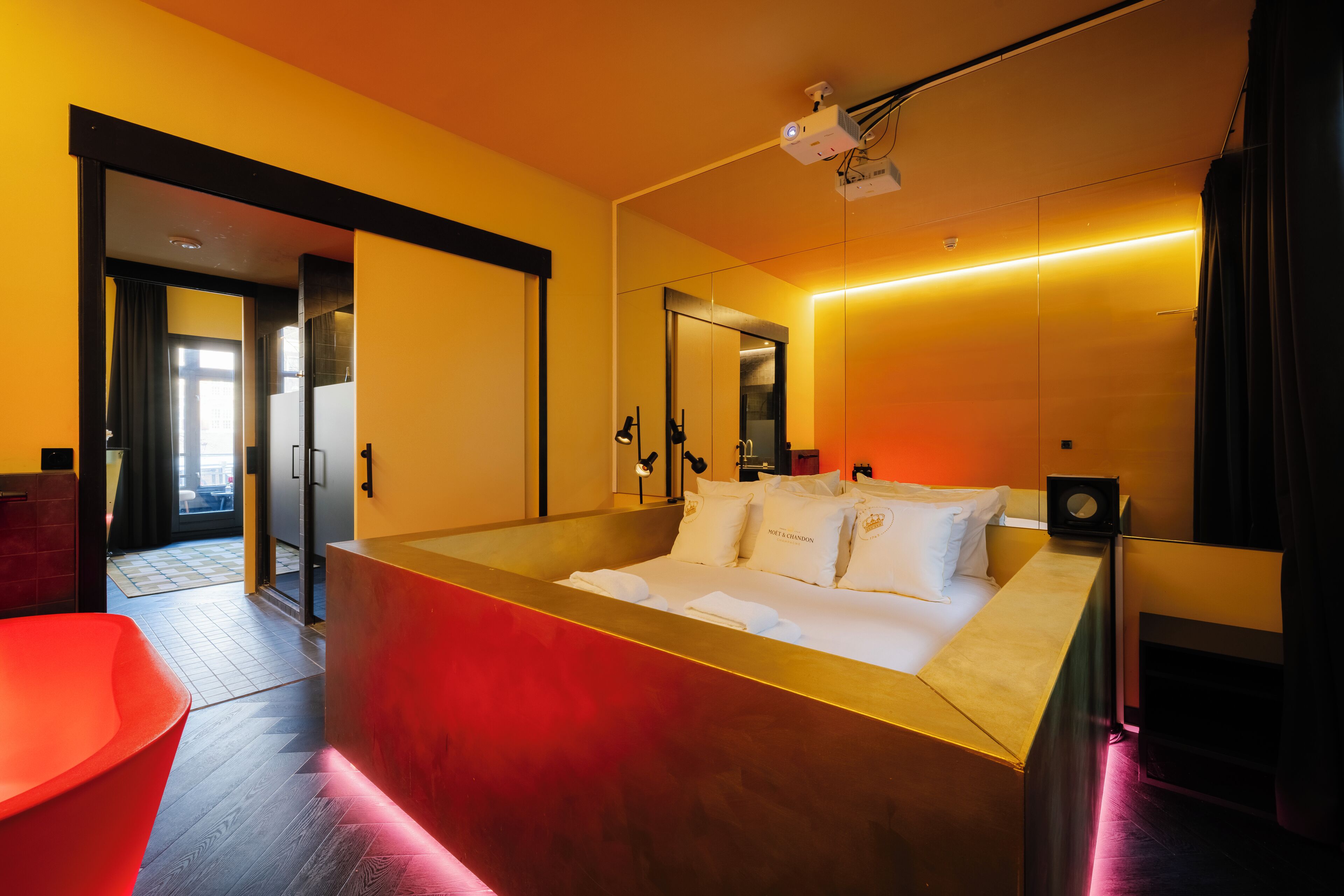 Deluxe Suite, Balcony, Canal View | Premium bedding, free minibar, in-room safe, blackout curtains