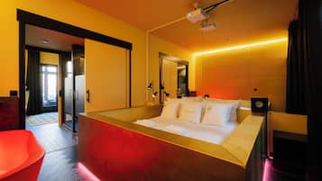 Deluxe Suite, Balcony, Canal View | Premium bedding, free minibar, in-room safe, blackout curtains