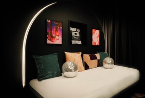 Club Suite, Canal View | Premium bedding, free minibar, in-room safe, blackout drapes - Supper boutique suites (Amsterdam)