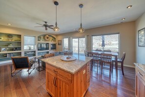 Interior - Spacious 2BDRM, 2BA on the quiet edge of downtown Salida, Mountain Views, 2 blocks to shops (Salida)