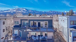 Property grounds - Spacious 2BDRM, 2BA on the quiet edge of downtown Salida, Mountain Views, 2 blocks to shops (Salida)