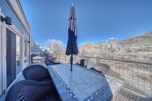 Outdoor dining - Spacious 2BDRM, 2BA on the quiet edge of downtown Salida, Mountain Views, 2 blocks to shops (Salida)