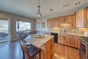 Fridge, microwave, oven, stovetop - Spacious 2BDRM, 2BA on the quiet edge of downtown Salida, Mountain Views, 2 blocks to shops (Salida)