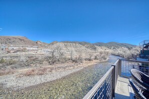 Property grounds - Spacious 2BDRM, 2BA on the quiet edge of downtown Salida, Mountain Views, 2 blocks to shops (Salida)