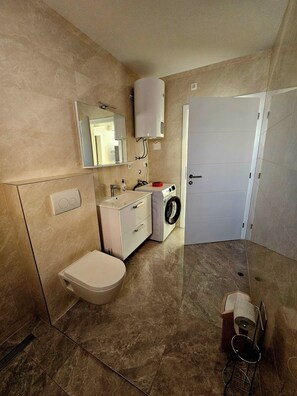 Dusche, Haartrockner, Handtücher, Seife