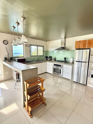 Private kitchen - Ocean View Retreat – Private Pool, 5 Min to Beach (Potrero)