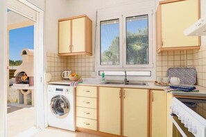 Refrigerador, horno, parrilla de estufa y cafetera y tetera 