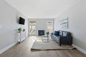TV, offices - Comfortable stay near Kansas City attractions (Kansas City)