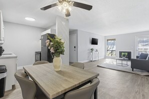 Dining - Comfortable stay near Kansas City attractions (Kansas City)