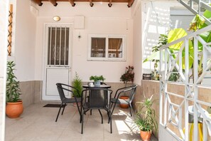 Outdoor dining - Nerida Beach Apartment (Kos)