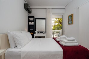 Bureau, fer et planche à repasser, Wi-Fi gratuit, draps fournis