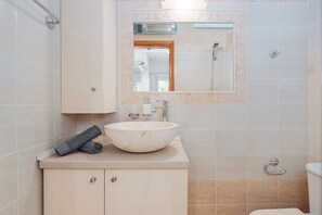 Haartrockner, Handtücher, Seife, Shampoo